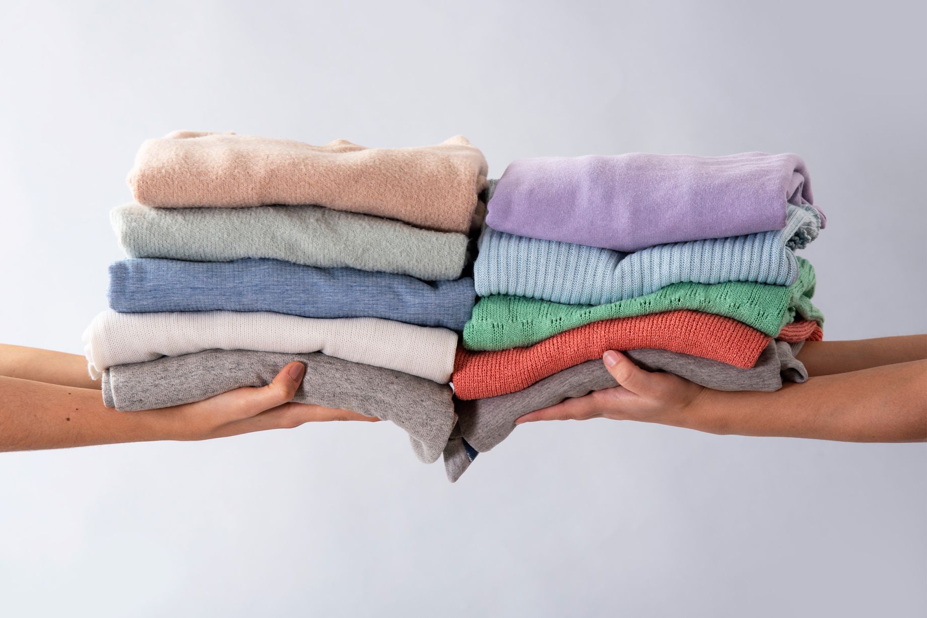 Imagen de dos personas con colada limpia 