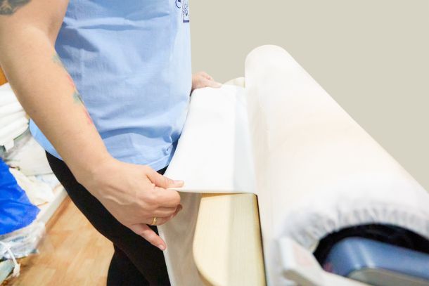 chica con toallas limpias estirando