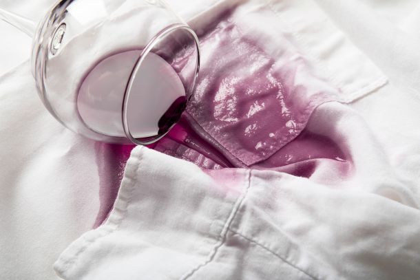 camisa blanca manchada de vino